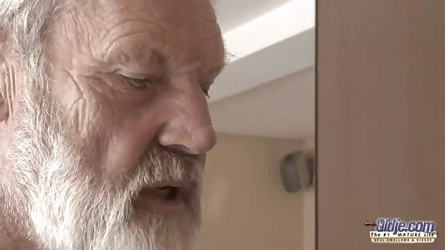 Un borracho se peliculas hentai xxx español folla a una joven zorra en la cocina