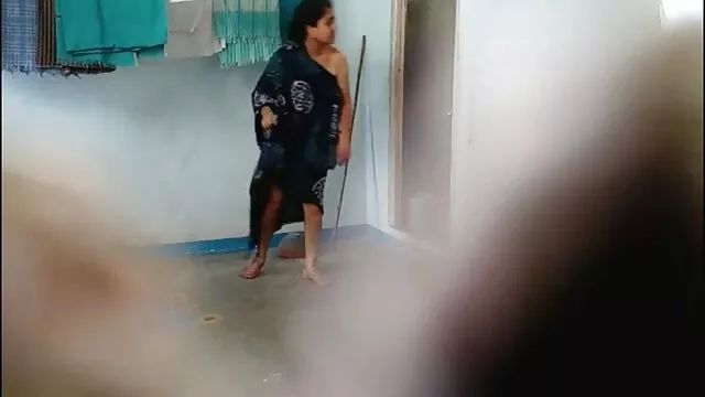 Puta mayor enseña a una joven adolescente cómo complacer a un hentay en castellano cliente