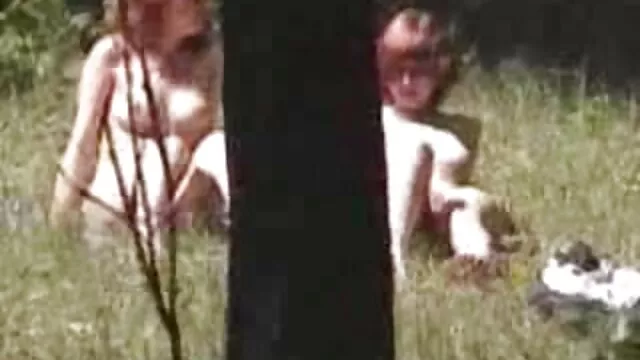 Dos jovencitas se acarician en la cama, se lamen las rajas y hentai a color en español se follan el culo con los dedos