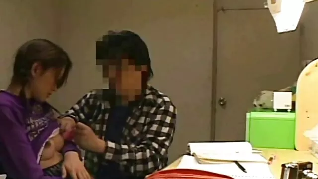 Adolescente rubia y su amiga les encanta ver anime hentai online follar al aire libre