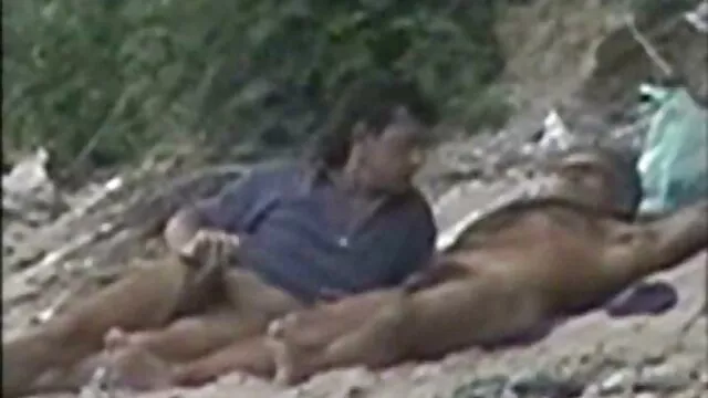 El tipo azota rápida y rítmicamente a una hentai hablado en español joven morena en un anal estrecho