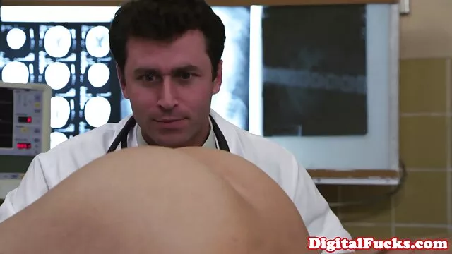 Zorras jóvenes con uniforme de enfermera lamen en resort boin sub español el escenario