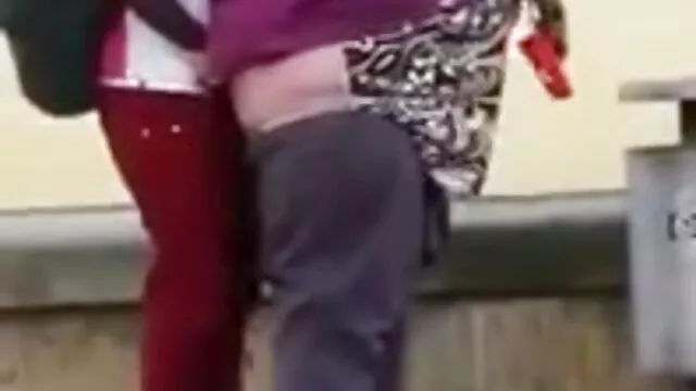 Una apetitosa rubia en medias le come el pene a un tío hentay en español latino y folla
