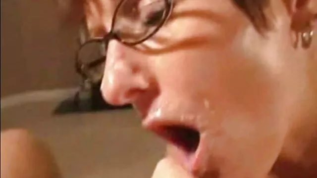 Bebé acaricia con los pies hentai en español xxx el pene de su amado