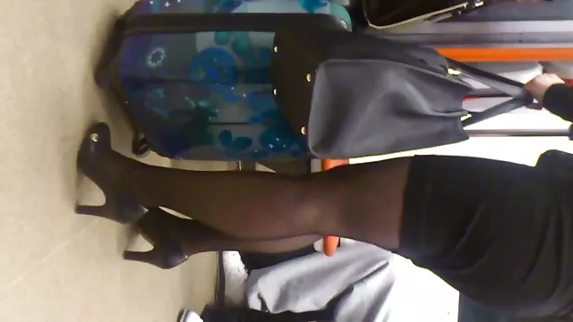 La estudiante se mete una polla gorda en la boca y xxx naruto español juega con ella