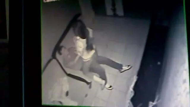 El macho trabaja sus músculos para satisfacer a su perra sub español hentai