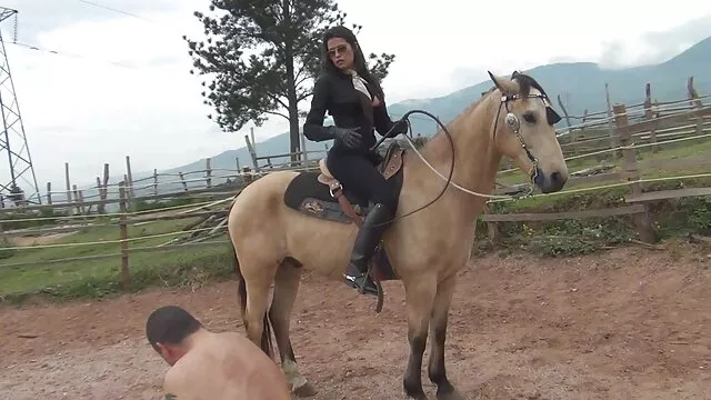 Ella abre las henaty en español piernas y yace baldet