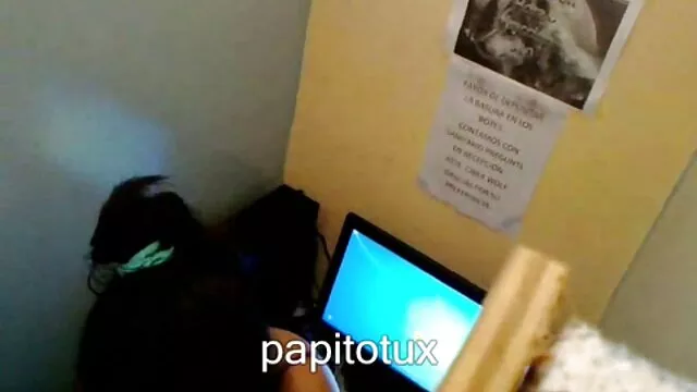 Valentina se pajea con un vibrador delante hentai online sub español de la cámara