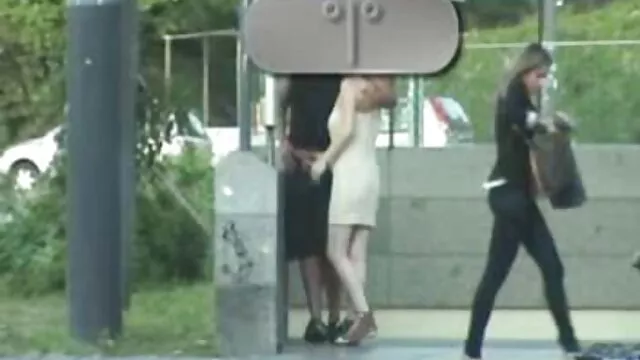 Chica manga henta español se folla a su novia en un puente público