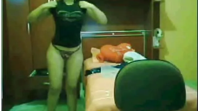 Rubia bailando strip-tease hentai sin censura online gratis en pantimedias