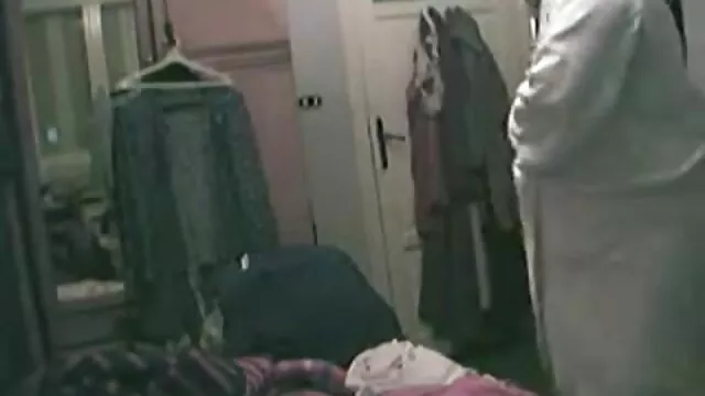 El marido penetra profundamente en el anal de su mujer porno en español hentai con el puño, se la folla con un golpeador gordo