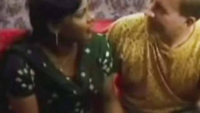 El hentai follando en español macho se folla duro a la perra en los agujeros rotos