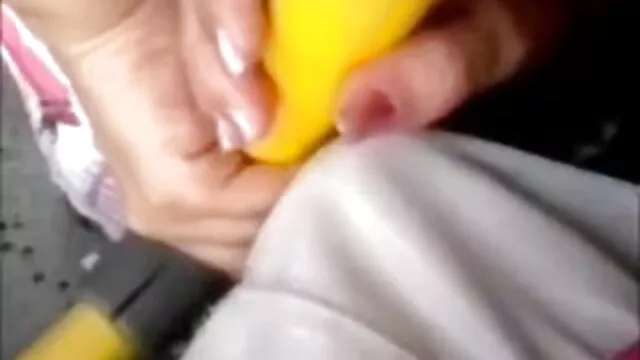 Escondió su cara y hebtai en español chupó dos pollas