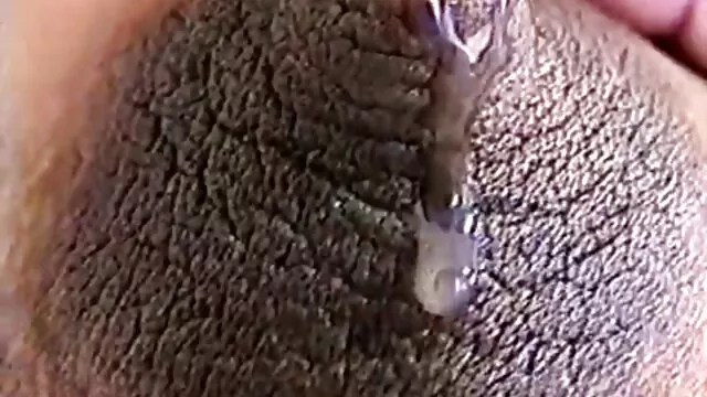 La abuela se corre fuerte bajo un hábil hentai naruto español macho
