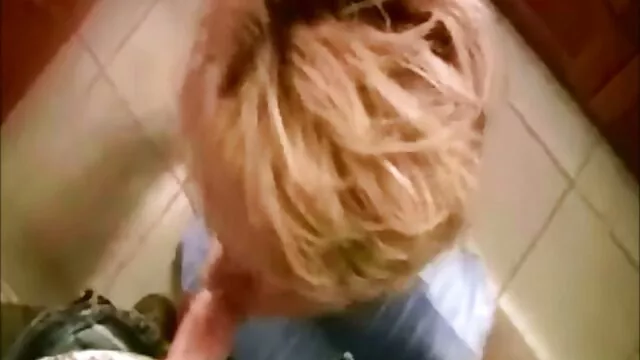 Una perra madura, llamando anime hentai subtitulado al sexo por teléfono, tira de su clítoris con fuerza