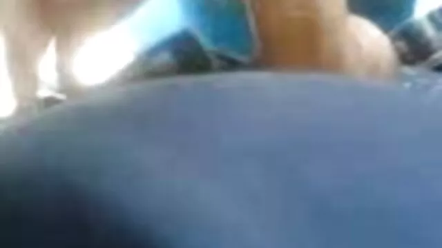 Bebé en pantimedias de rejilla tiene una polla en dos agujeros manga hentai online español