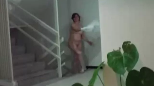 Potente vibrador funciona en el manga porno castellano coño afeitado