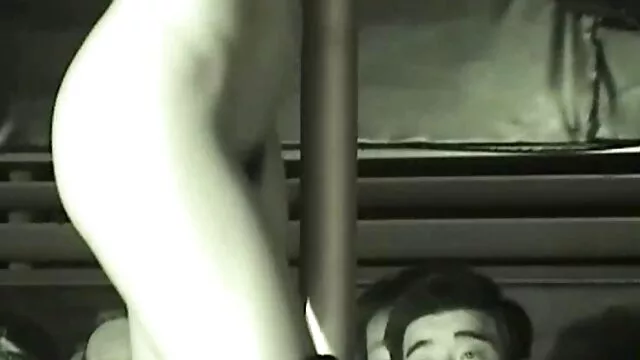 La perra pelirroja fue puesta en una videos hentay subtitulados silla y obligada a experimentar tortura sexual.