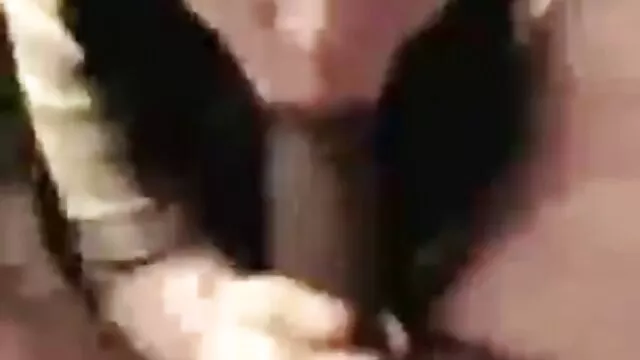 Ana Mancini en bragas y camiseta sin mangas gira frente a la videos hentai subtitulado español cámara