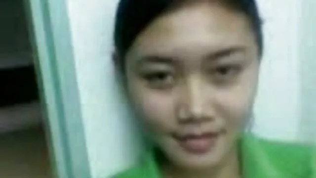 Alemana tetona hental en español sentada en una silla acaricia su hermoso cuerpo