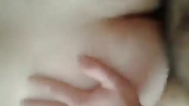 Una dulce estudiante se levanta la blusa y la ver hentai manga falda, sustituyendo al chico con sus encantos rosas, el chico la penetra y ambos obtienen un placer increíble