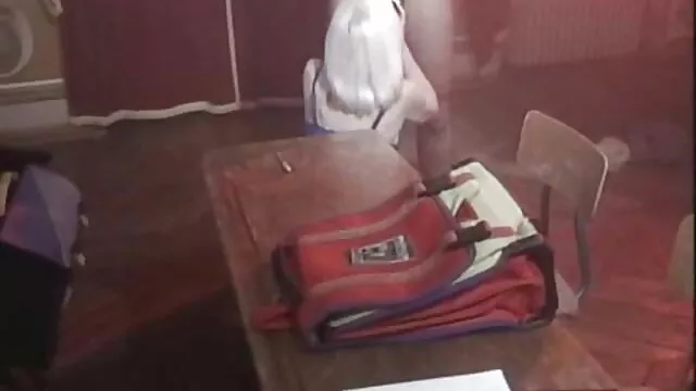 Lilu se masturba frente al espejo con un ver videos hentai online consolador morado